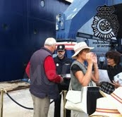 Los pasajeros del crucero ‘Saga Ruby’, que han llegado hoy a Melilla, han recibido de mano...